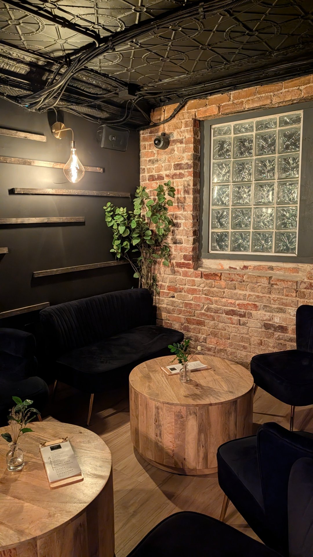Farmese Cocktail Lounge — photo